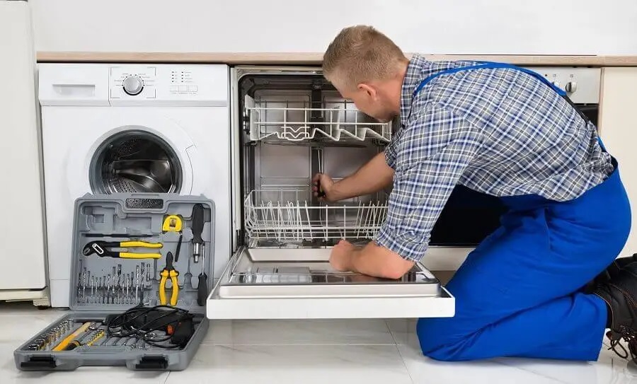Gümüşova Vaillant servisi teknisyen ekibi beyaz eşya tamiri yaparken
